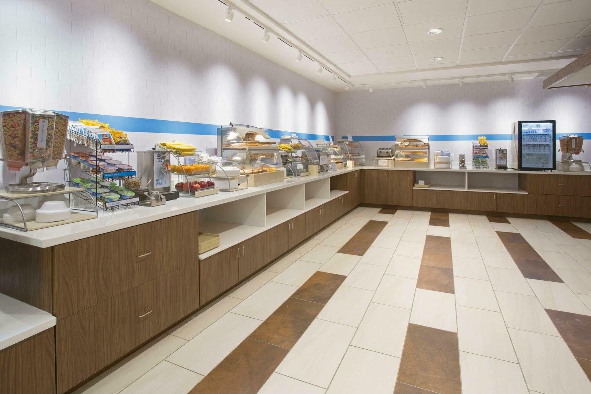 Holiday Inn Express & Suites Chicago North Shore - Niles By Ihg מראה חיצוני תמונה